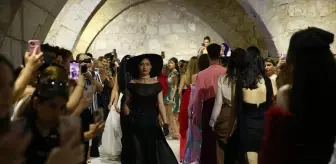 Mersin Üniversitesi'nde Moda Defilesi: 'Zaman Silinir, Stil Kalır'