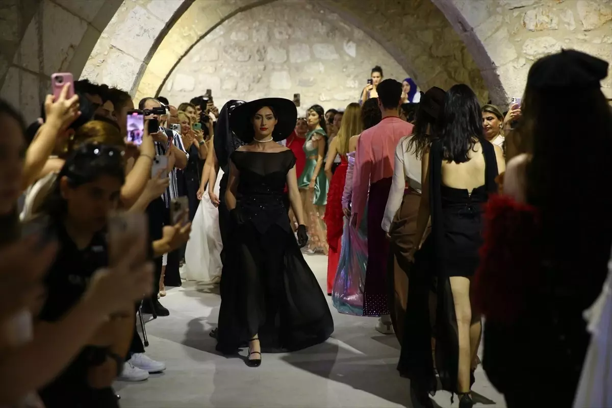 Mersin Üniversitesi'nde Moda Defilesi: 'Zaman Silinir, Stil Kalır'