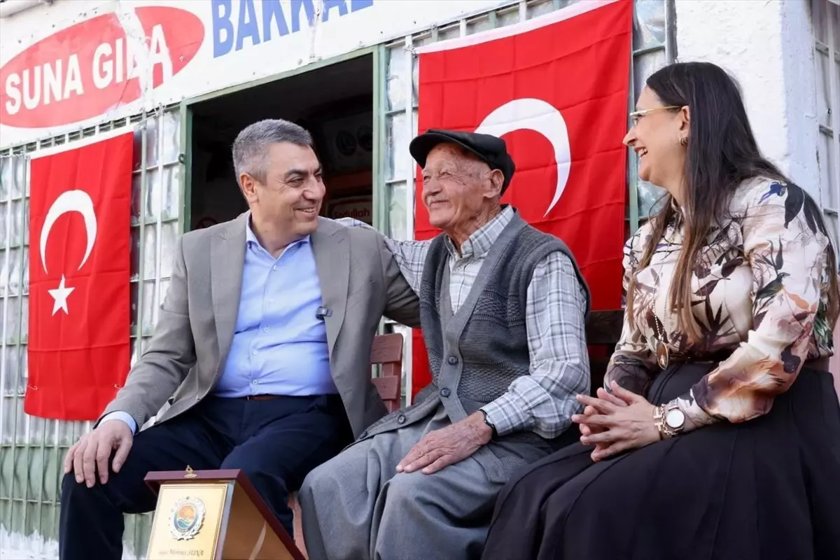 Mersin Valisi, Yarım Asırlık Bakkala Plaket Verdi