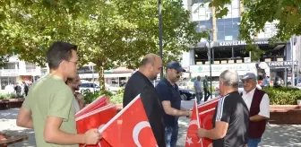 MHP, 30 Ağustos Zafer Bayramı'nda Türk Bayrağı Dağıttı