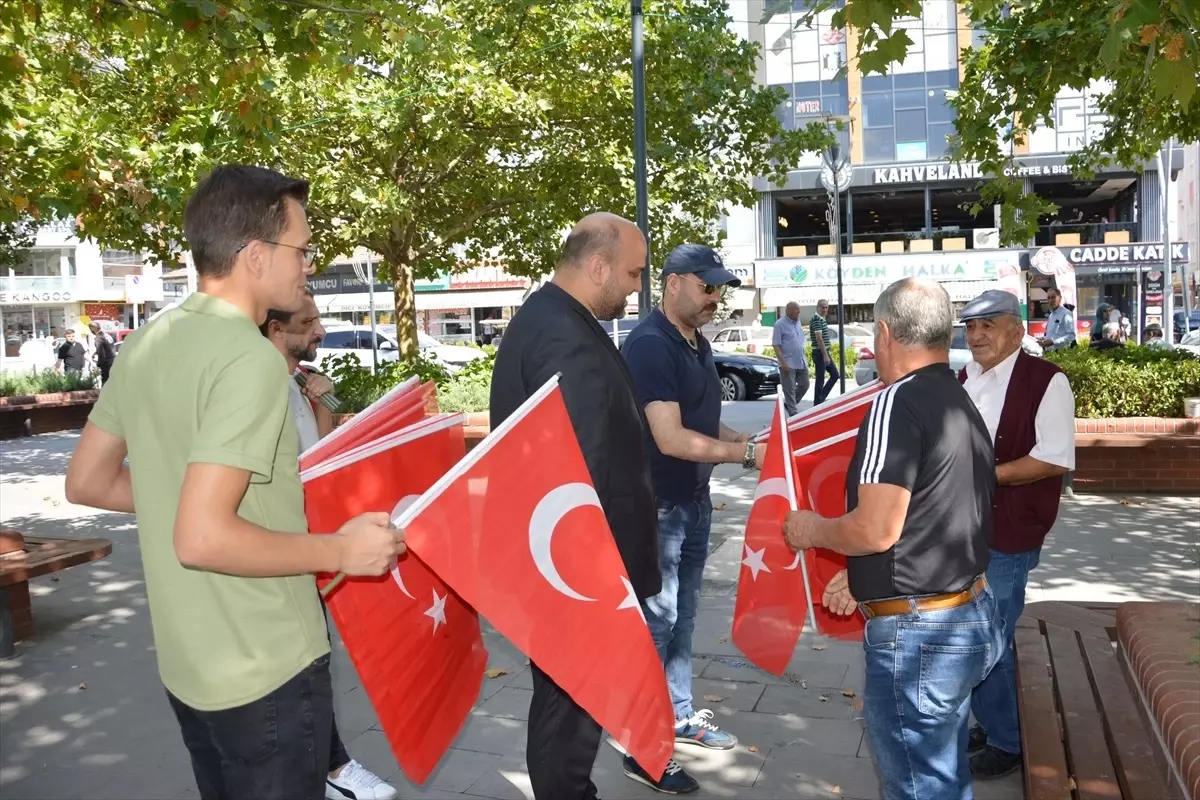 MHP, 30 Ağustos Zafer Bayramı'nda Türk Bayrağı Dağıttı