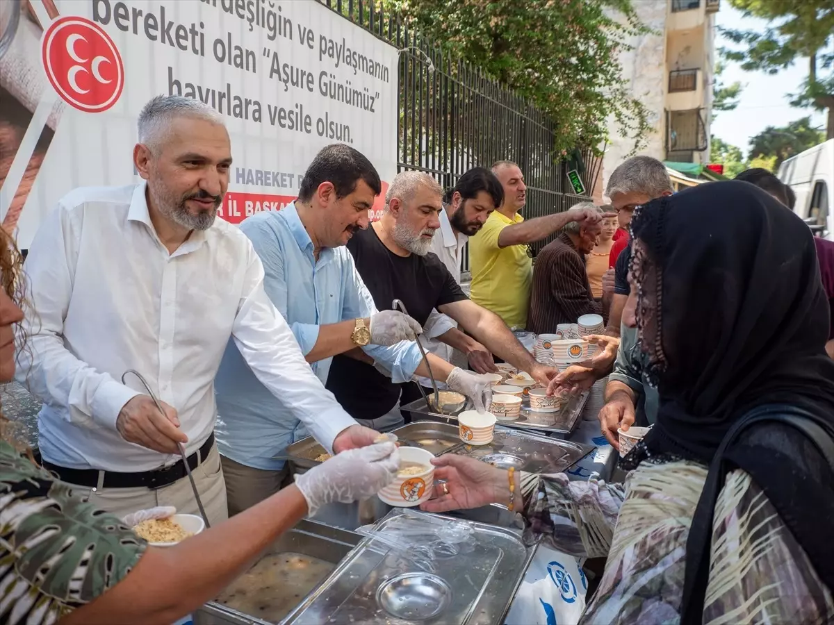 MHP İzmir İl Başkanlığı'ndan Aşure İkramı