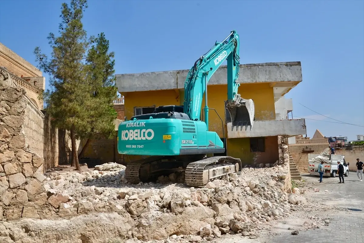 Midyat'ta Kaçak Yapıların Yıkımına Başlandı