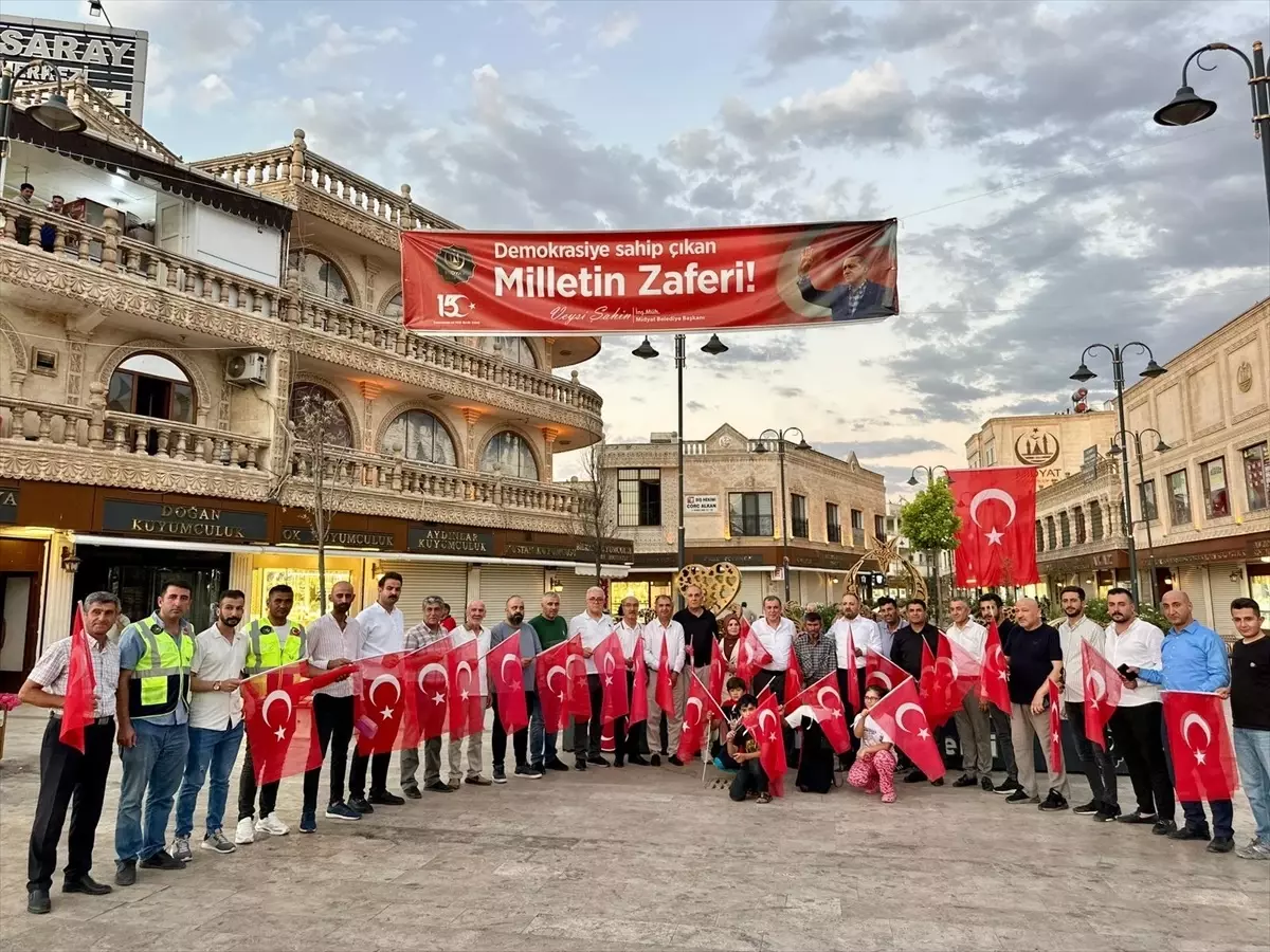 Midyat'ta 'Terörsüz Türkiye' destek için evlere, iş yerlerine, caddelere Türk bayrağı asıldı