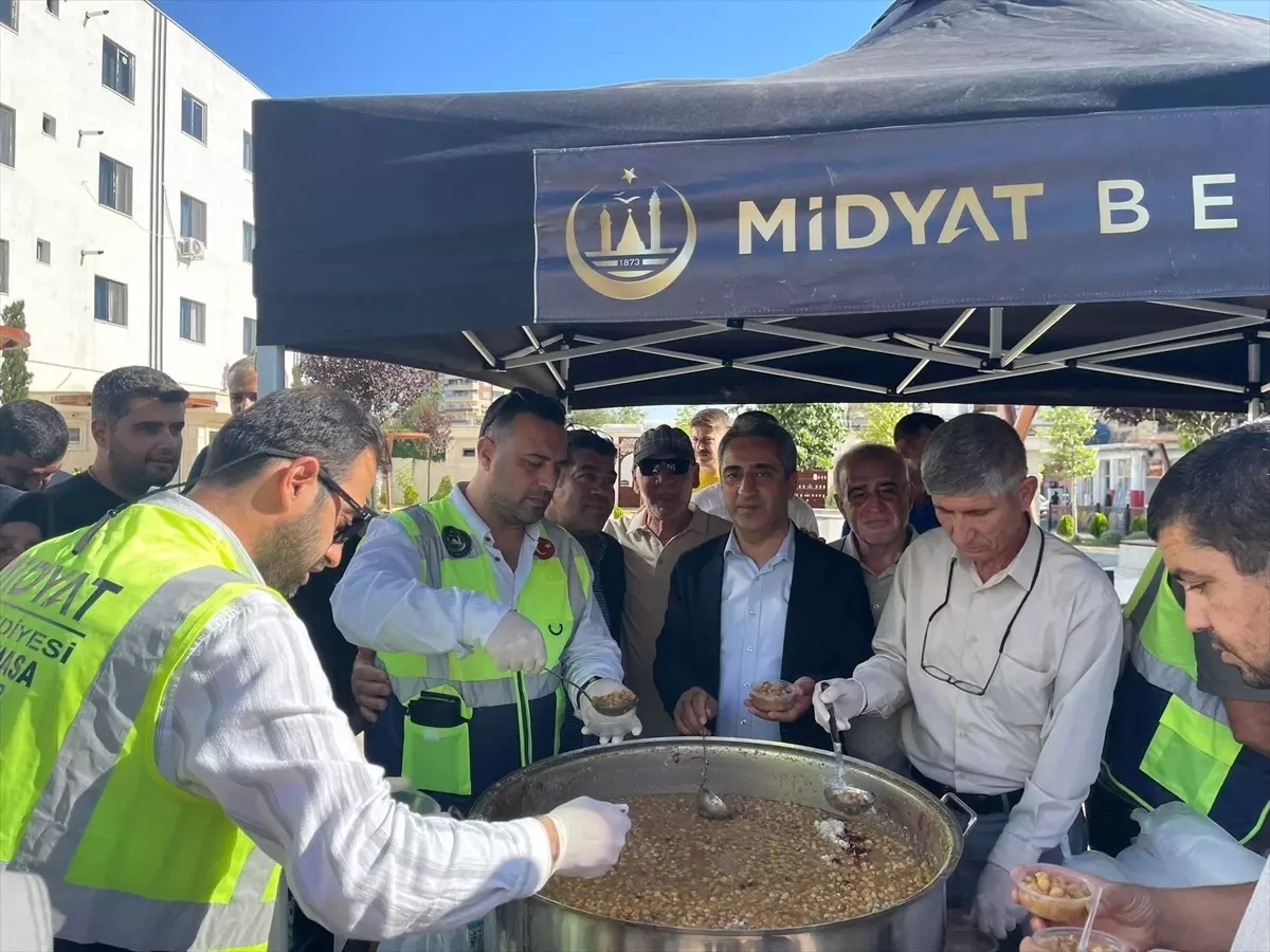 Midyat'ta vatandaşlara aşure dağıtıldı