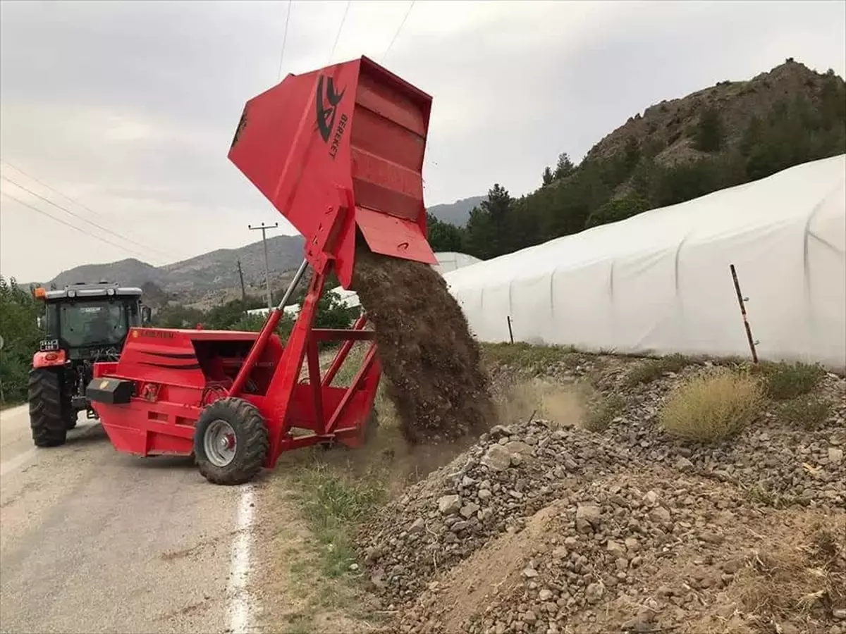 Mihalgazi Belediyesi, Çiftçilerin Tarlalarını Taş Toplama Makinesiyle Temizliyor