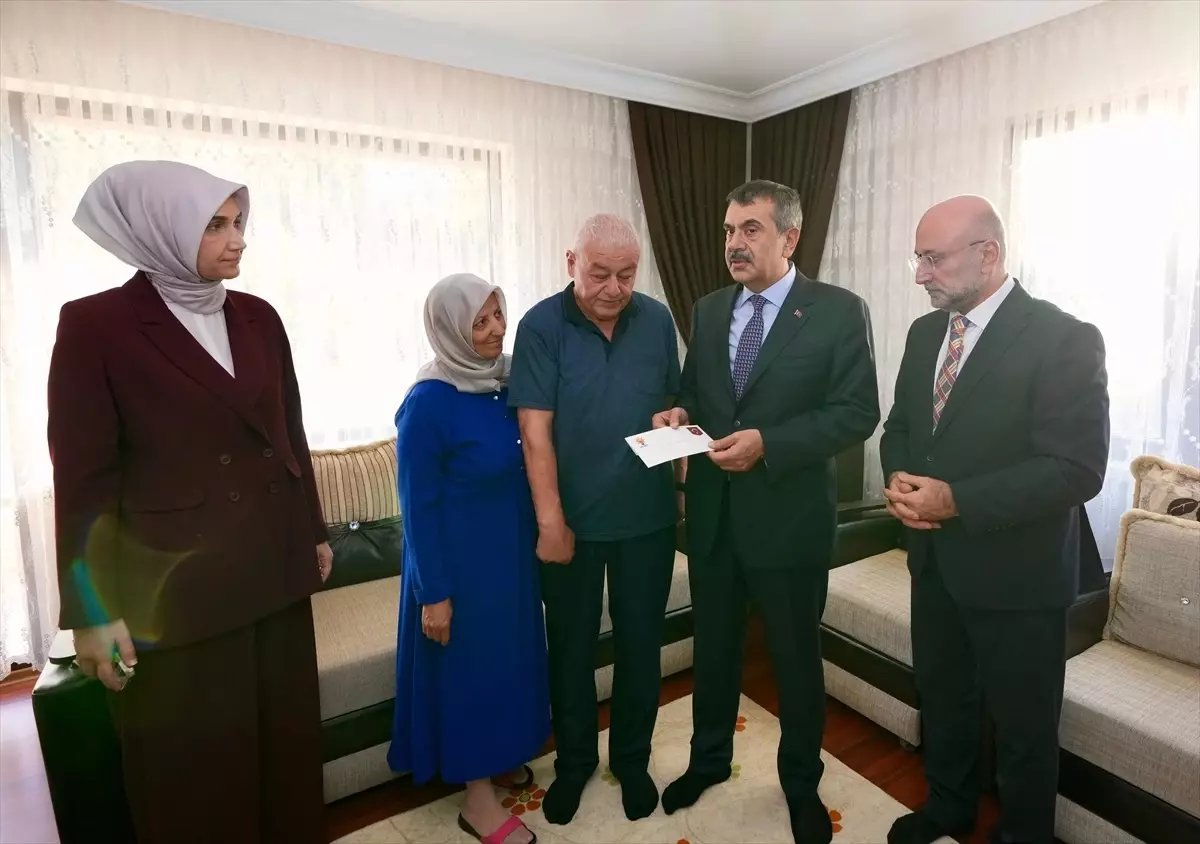Milli Eğitim Bakanı Tekin, Afyonkarahisar'da ziyaretlerde bulundu