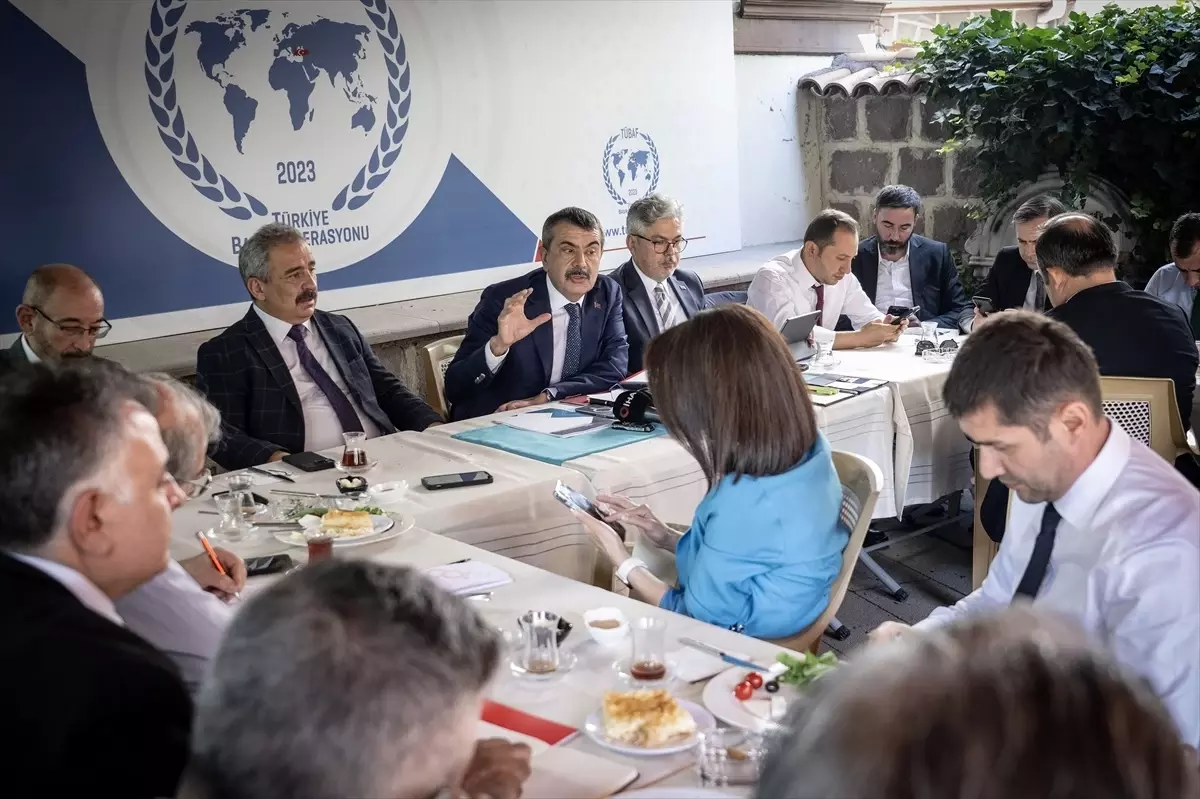 Milli Eğitim Bakanı Tekin, basın mensuplarıyla bir araya geldi