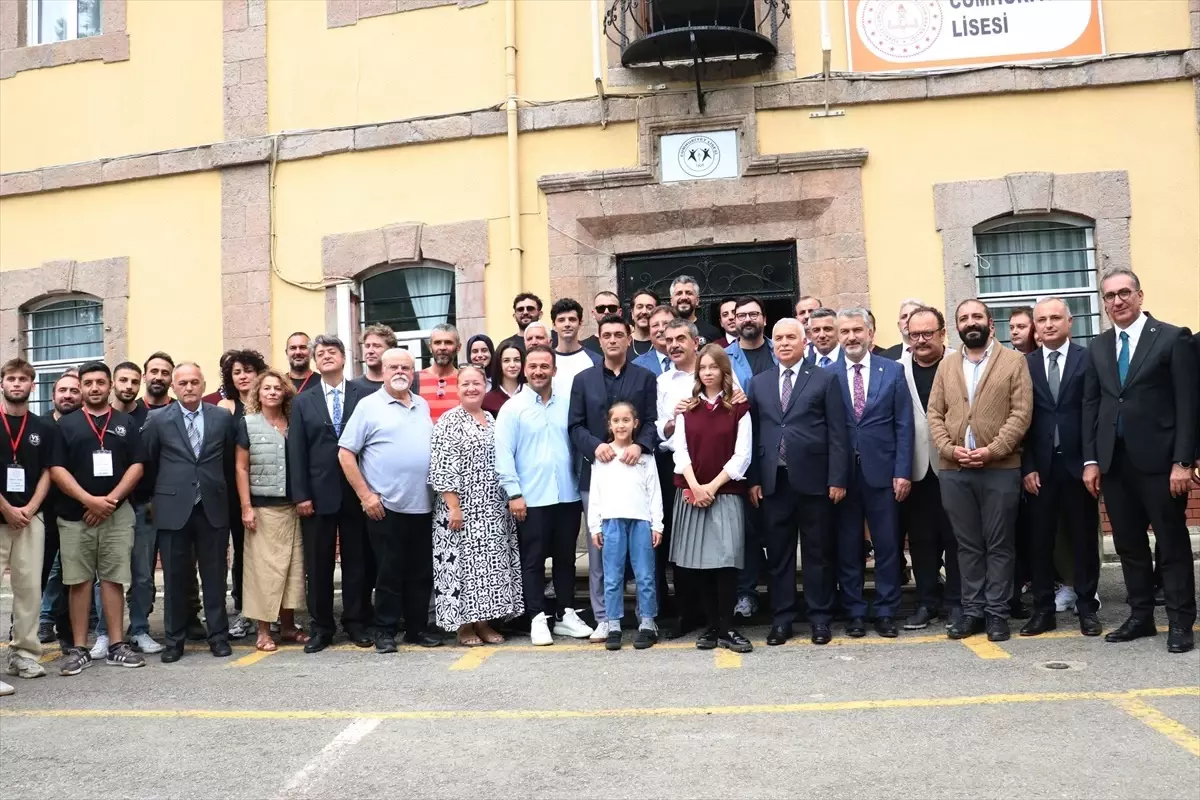 Milli Eğitim Bakanı Tekin, 'Ailem' Dizisinin Setini Ziyaret Etti