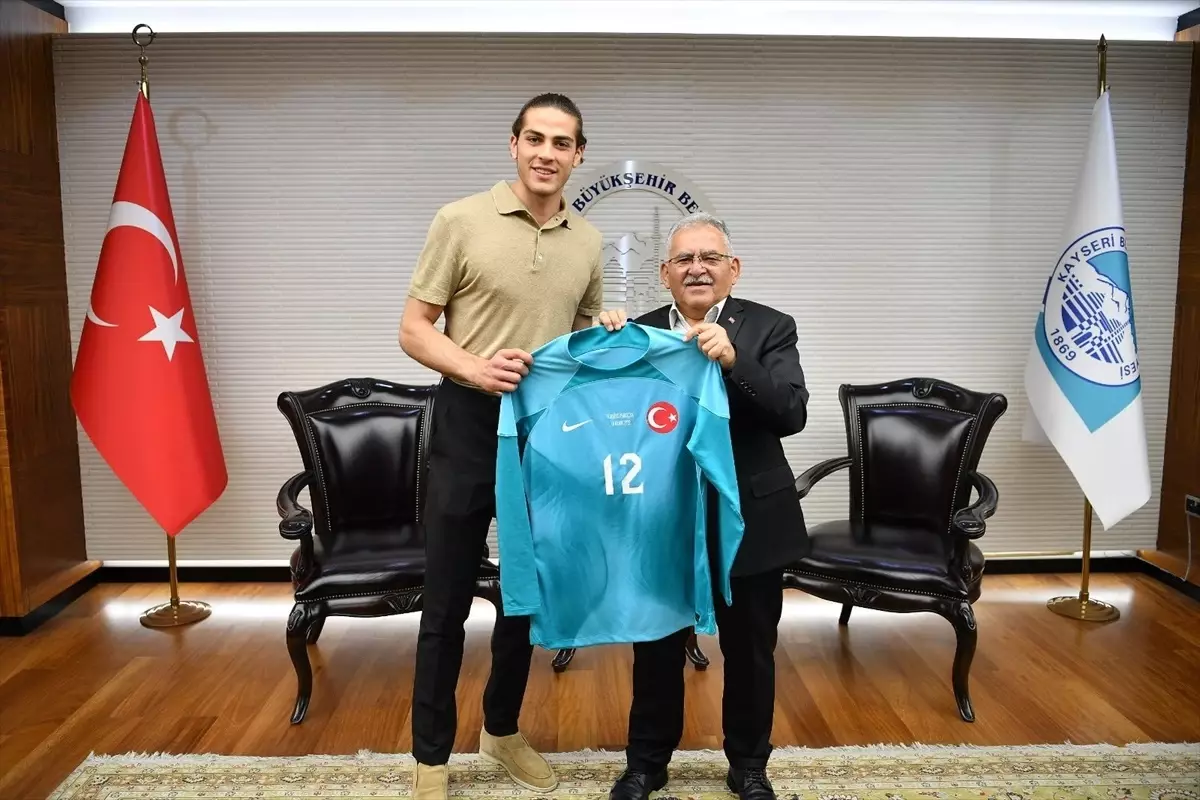 Milli Kaleci Doğan Alemdar'dan Başkan Büyükkılıç'a Ziyaret