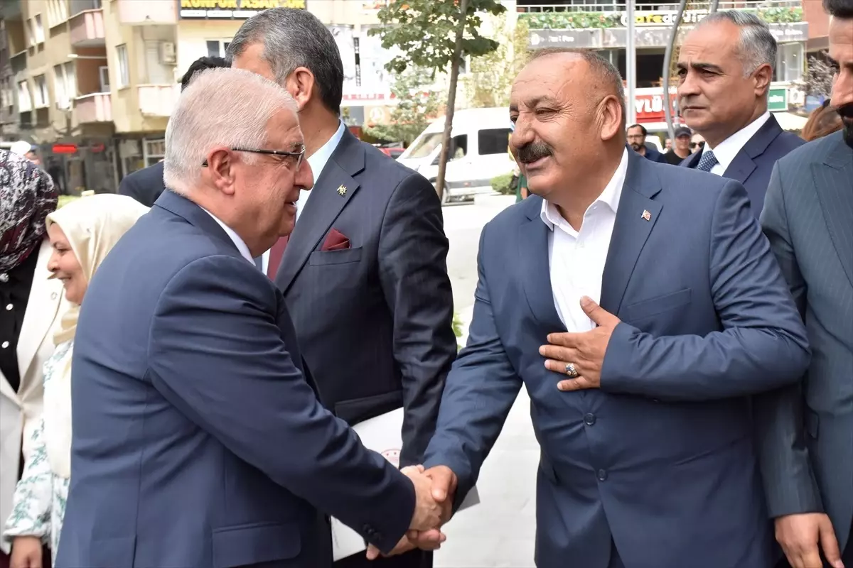 Milli Savunma Bakanı Güler Hakkari'de 'Türkiye Yüzyılı Buluşmaları' programına katıldı Açıklaması