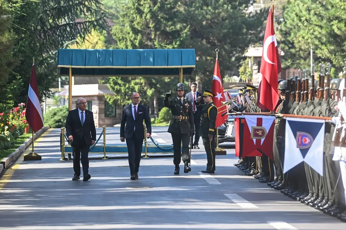 Milli Savunma Bakanı Yaşar Güler, Letonya Savunma Bakanı Spruds ile Görüştü