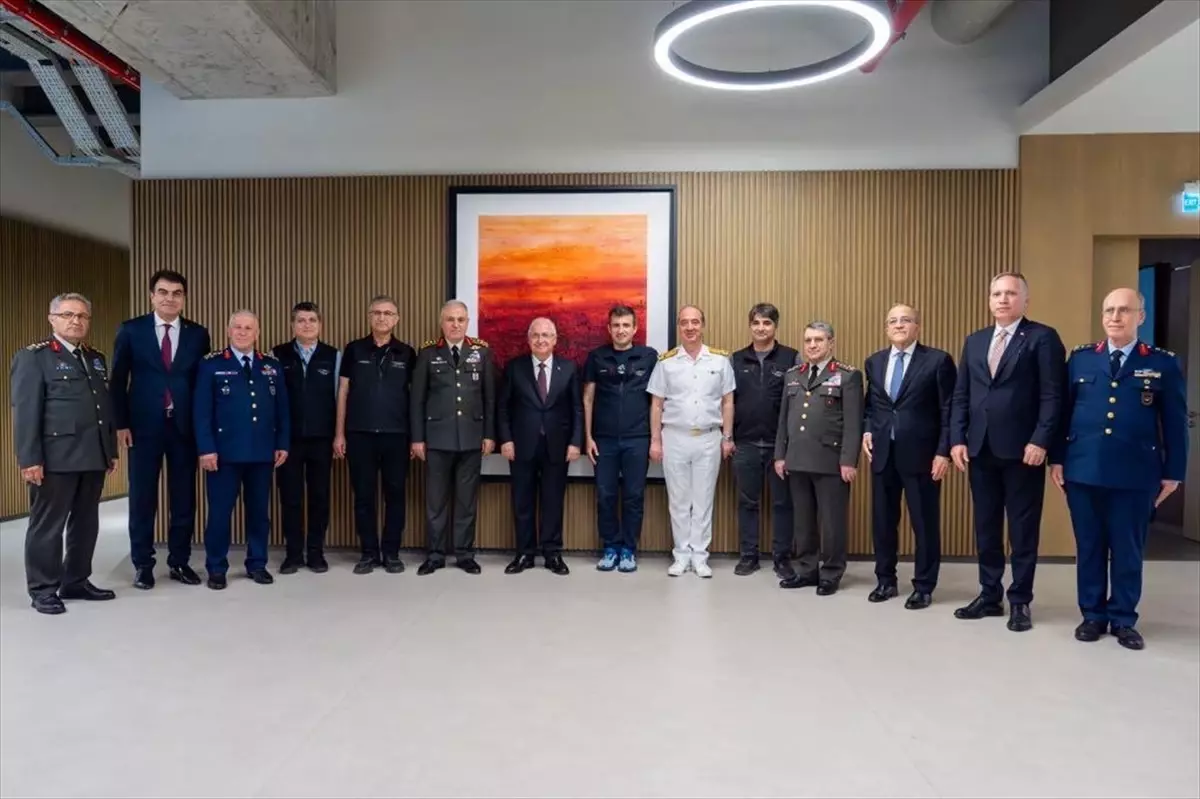 Milli Savunma Bakanı Yaşar Güler, Özdemir Bayraktar Milli Teknoloji Merkezi'ni Ziyaret Etti