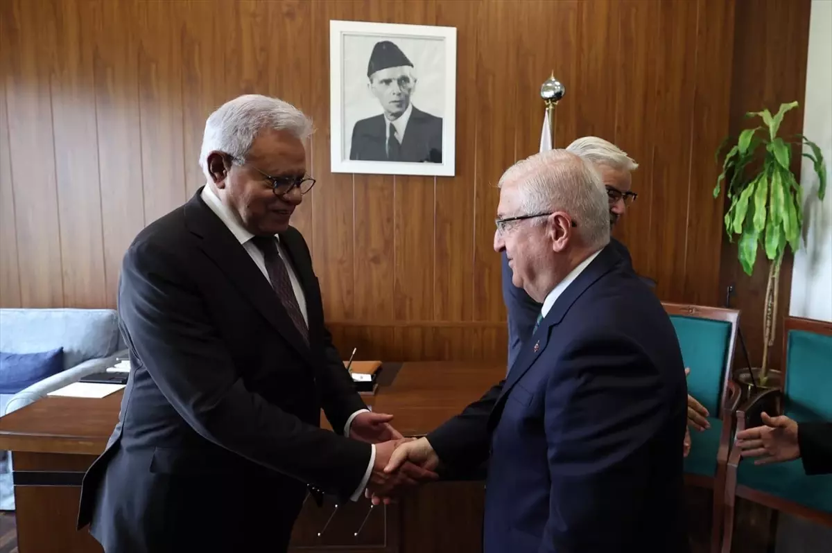 Milli Savunma Bakanı Yaşar Güler, Pakistan Savunma Bakanı ile Görüştü