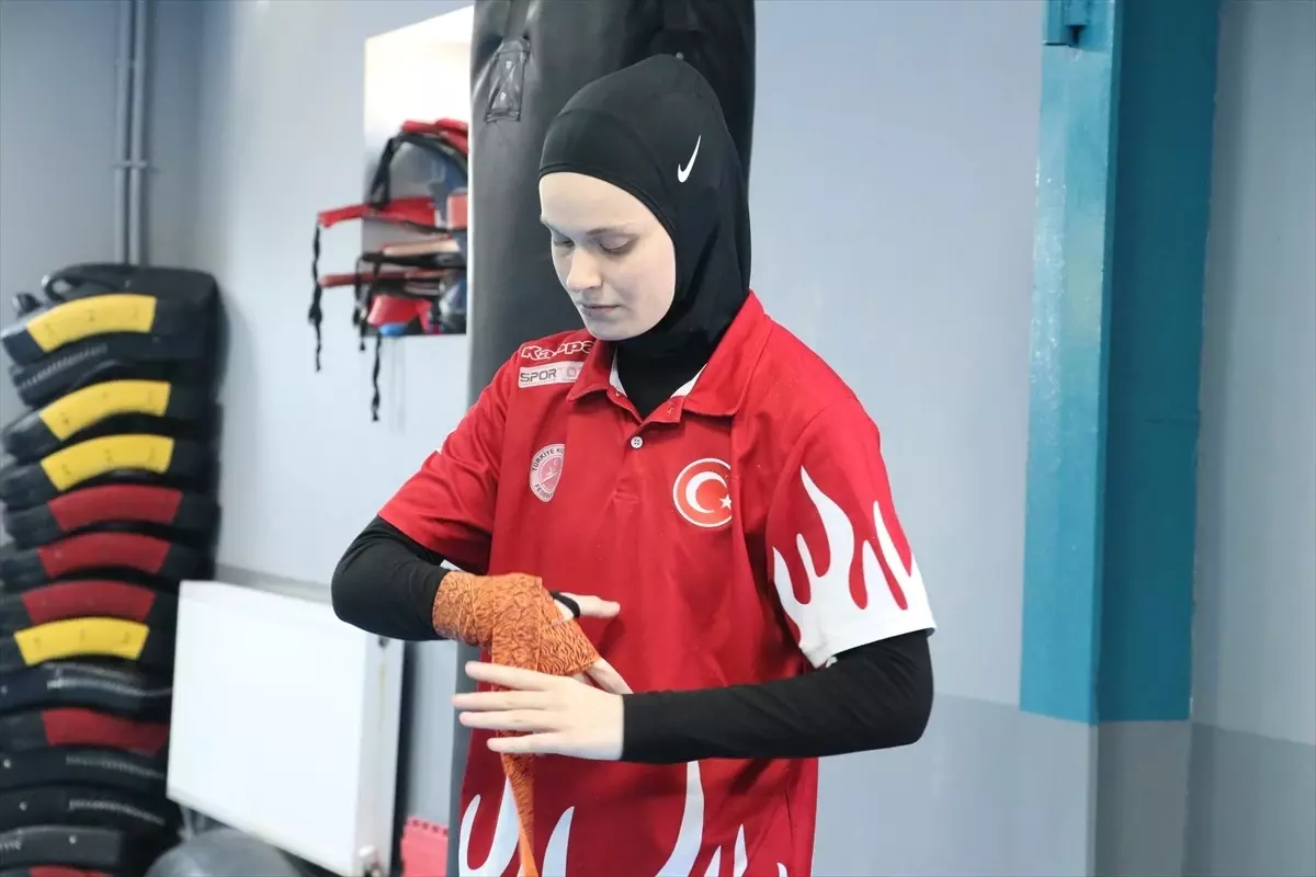 Milli Sporcu Ayşe Kaplan, Dünya Kick Boks Şampiyonası için Hazırlanıyor
