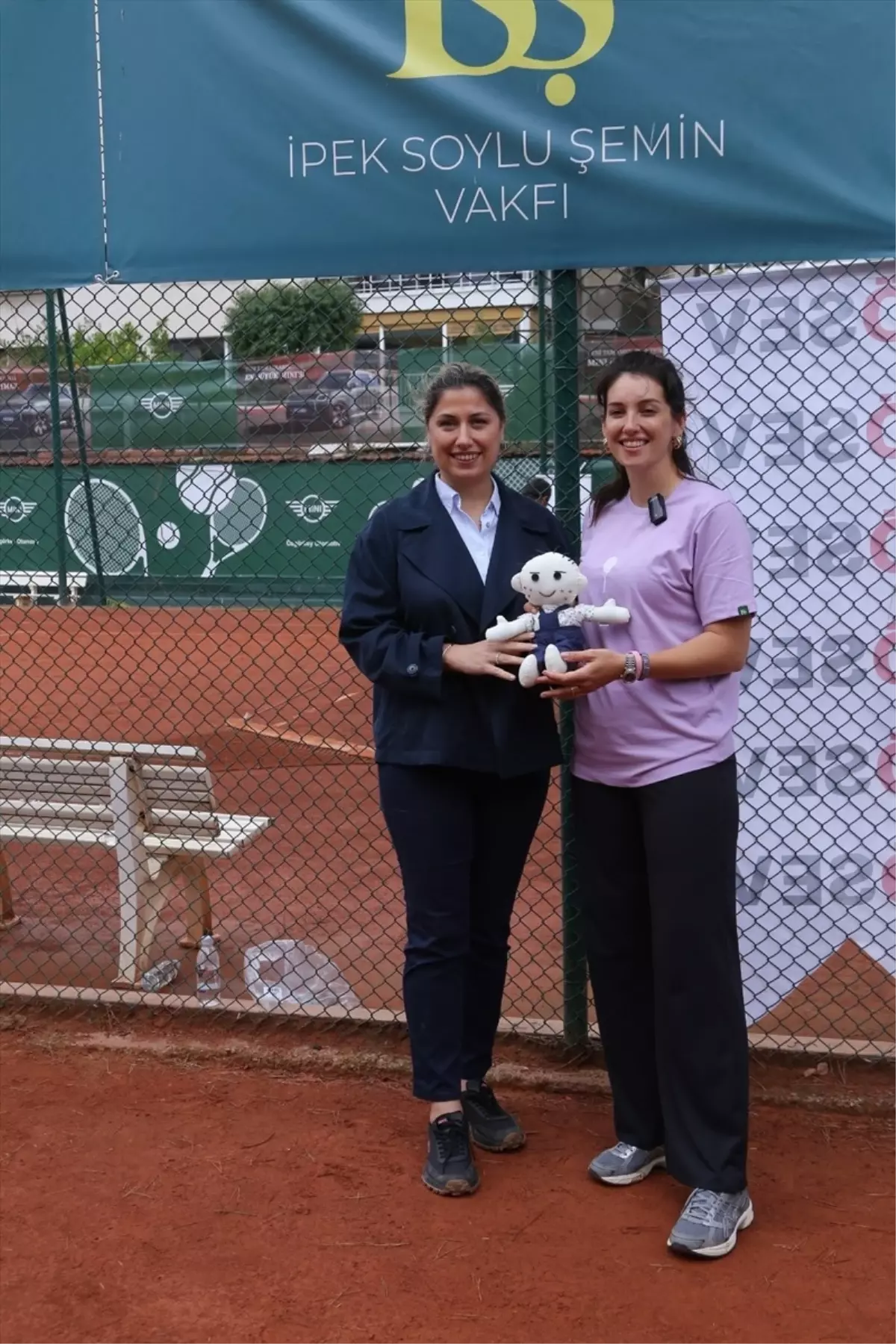 Milli tenisçi İpek Soylu'dan İzmir'de lösemiyi atlatan çocuklara tenis eğitimi