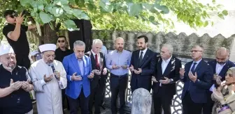 Mimar Sinan'ın vasiyeti gereği Süleymaniye Camisi'nin önünde aşure dağıtıldı