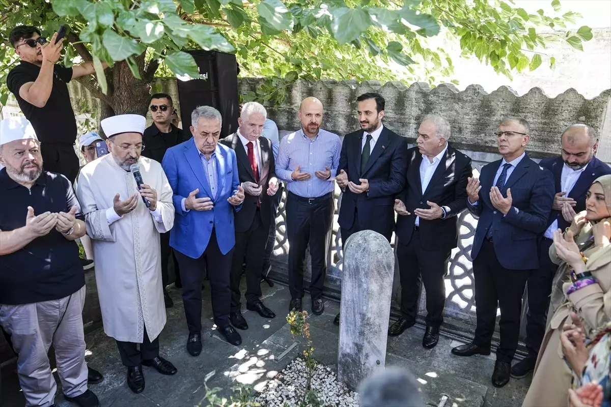 Mimar Sinan'ın vasiyeti gereği Süleymaniye Camisi'nin önünde aşure dağıtıldı