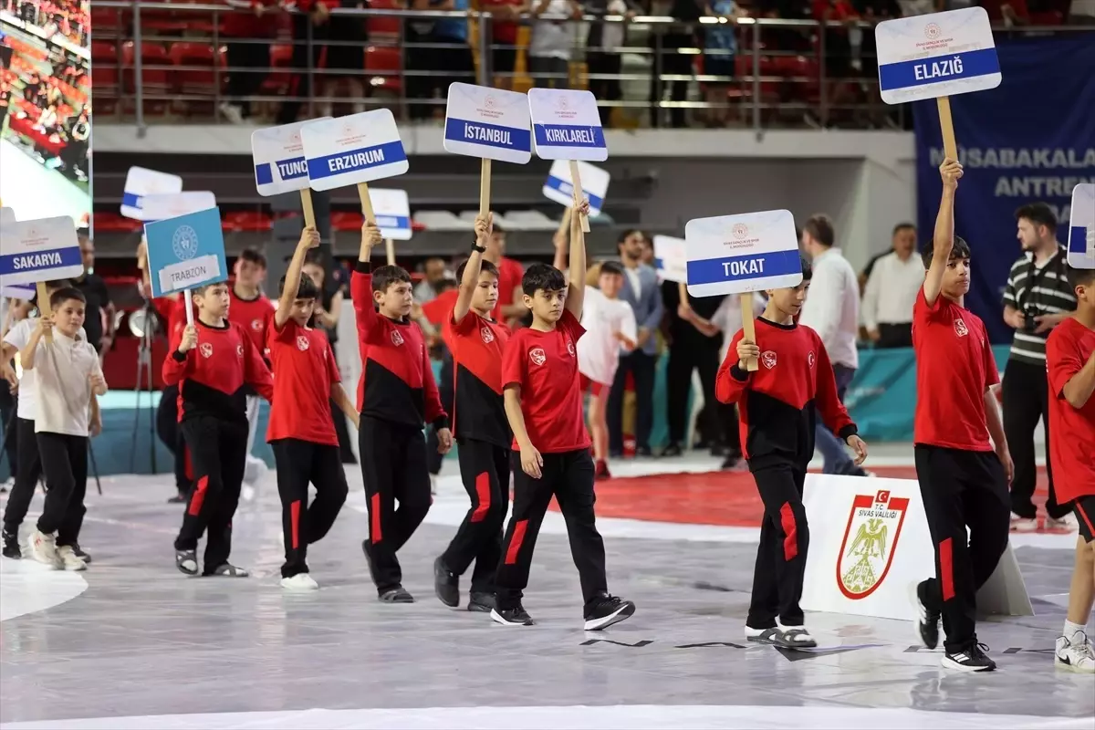 Sivas'ta Minikler Türkiye Güreş Şampiyonası Açıldı