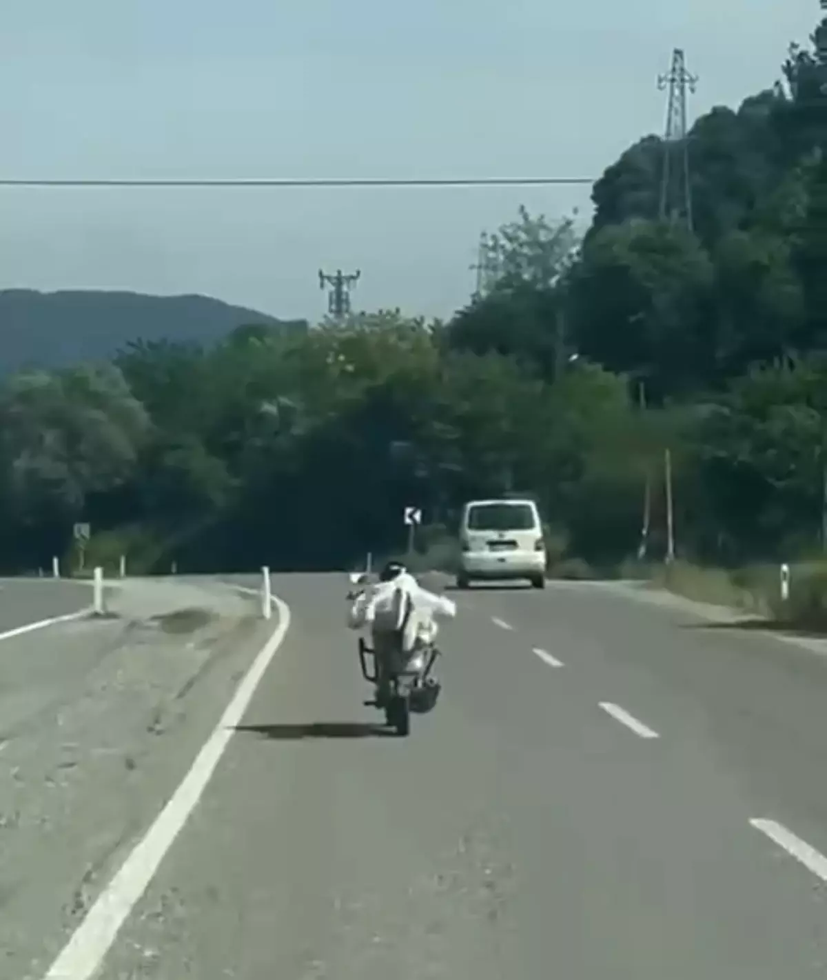 Motosiklet Üzerinde Yüzüstü İlerleyen Sürücü Kameralara Yansıdı
