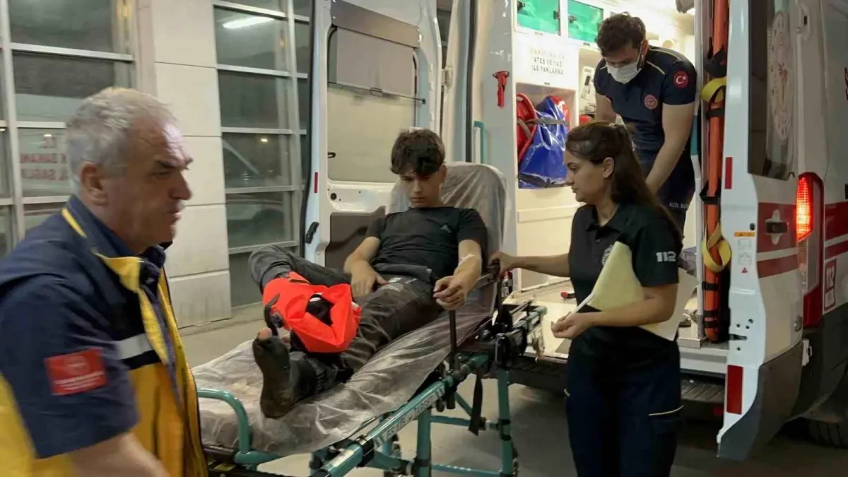 Adıyaman'da Motosikletten Düşen Genç Yaralandı