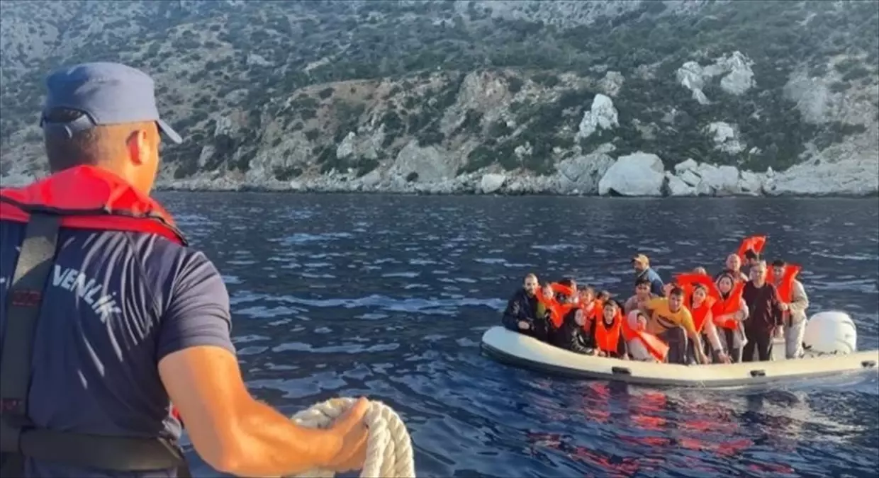 Muğla Açıklarında 38 Düzensiz Göçmen ve 3 Kaçakçı Yakalandı