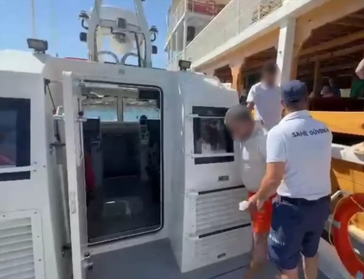 Muğla'da Gezi Teknesinde Yaralanan Kişi Hastaneye Kaldırıldı