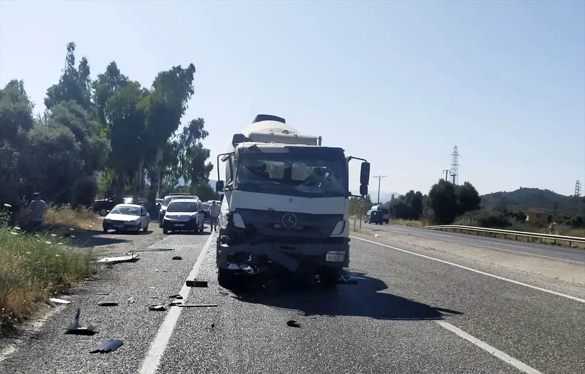 Muğla'da Beton Mikseri ile Minibüs Çarpıştı: 1 Ölü, 12 Yaralı