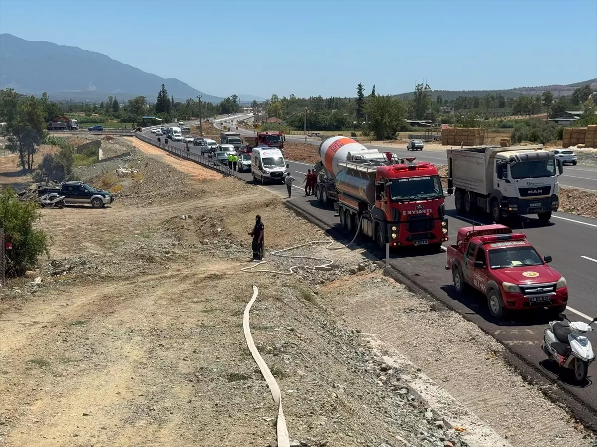 Muğla Seydikemer'de Otluk Alanda Başlayan Yangın Evleri Tehdit Etti