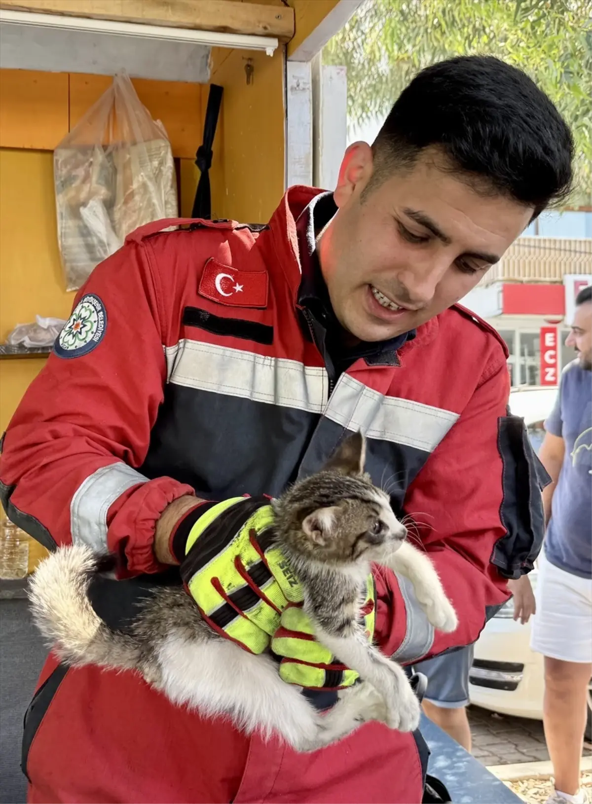 Fethiye'de Otomobil Motorunda Sıkışan Kedi Yavrusu Kurtarıldı