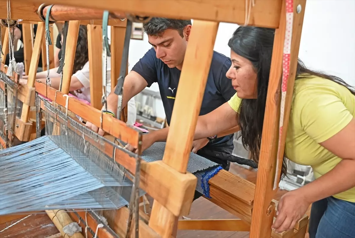 Muğla'da, üniversite öğrencileri atık malzemelerden kilim dokudu