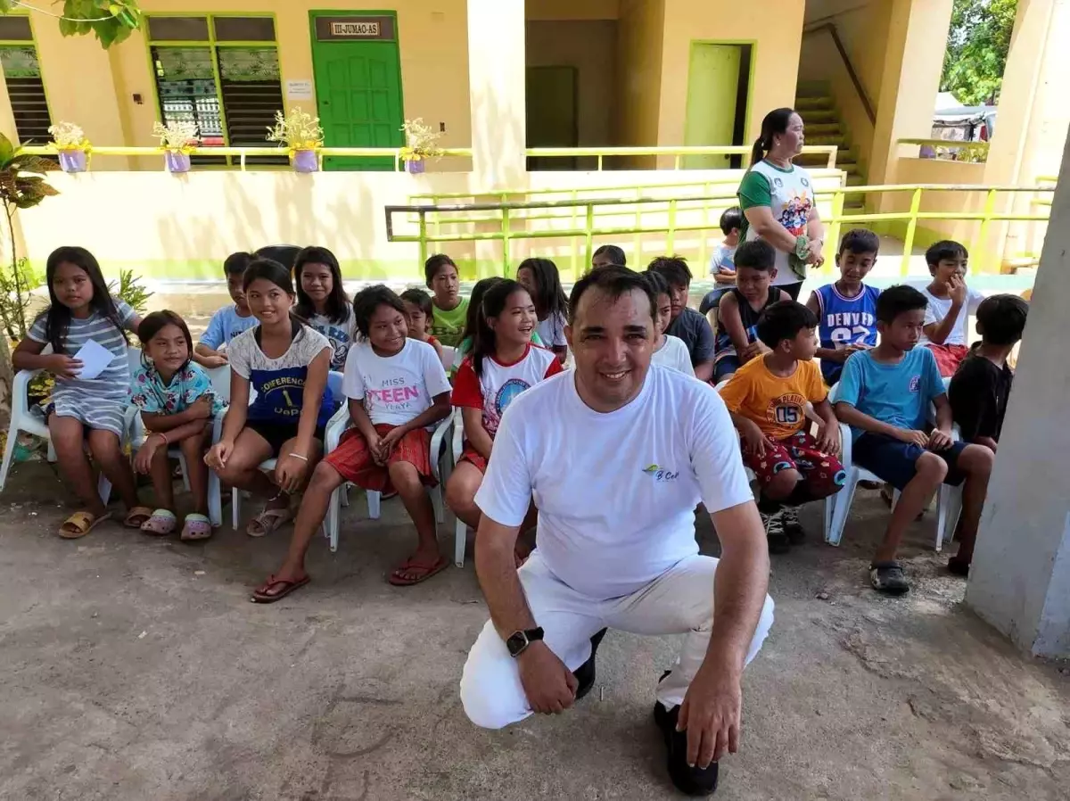 Skylax CEO'su Muhammet Aydın, Filipinli çocuklara umut oldu