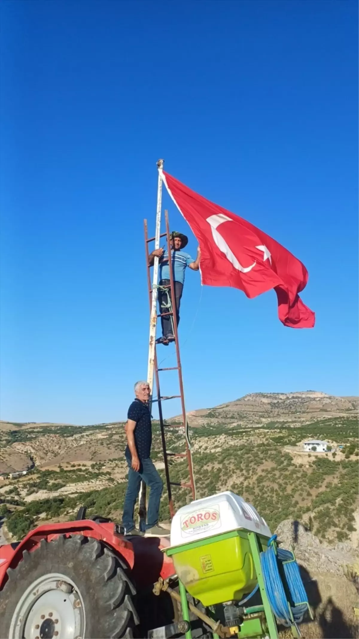 Keban Köyü'nde Türk Bayrağı Gururla Dalgalanıyor