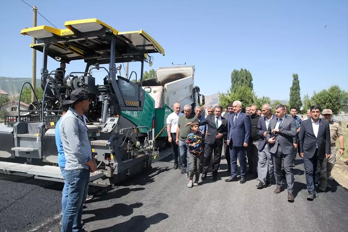 Muş'ta 26 Köy Yoluna Sıcak Asfalt Çalışması Başladı