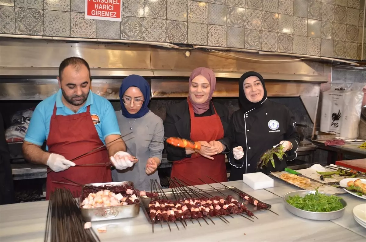 Muş'ta Kadınlar Aşçılık Kursunda Kebap ve Döner Pişirdi