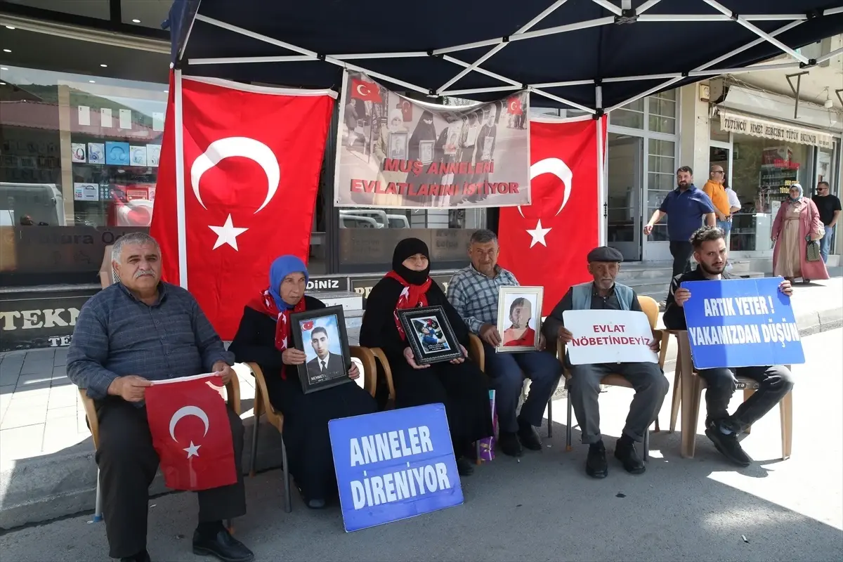 Muş'ta evlatlarına kavuşmak isteyen aileler DEM Parti önündeki eylemlerini sürdürdü