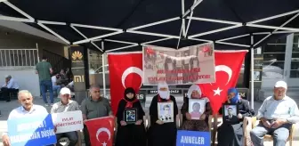 Muş'ta evlatlarına kavuşmak isteyen aileler, DEM Parti önündeki eylemlerini sürdürdü