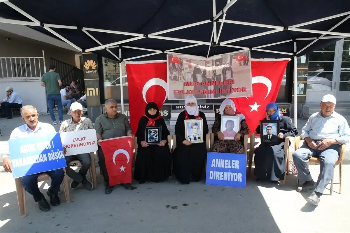 Muş'ta evlatlarına kavuşmak isteyen aileler, DEM Parti önündeki eylemlerini sürdürdü