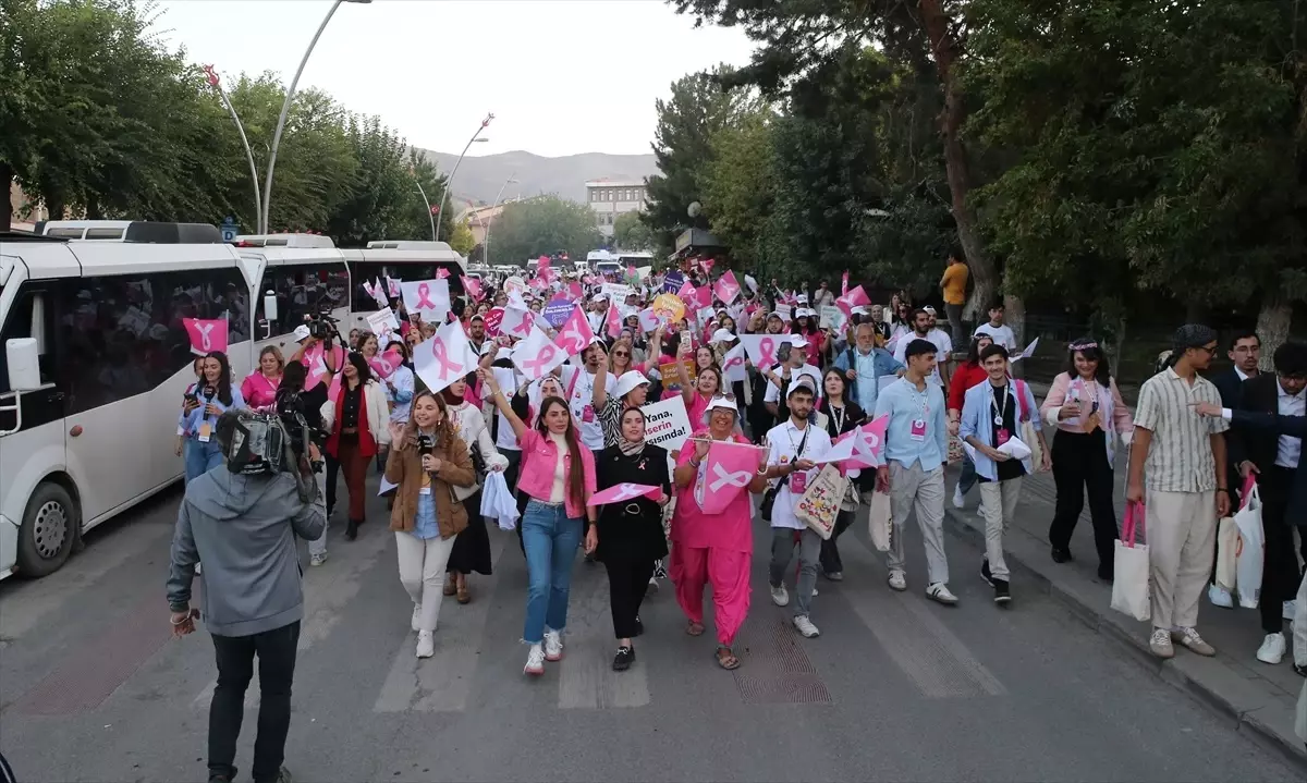 Muş'ta 12. Uluslararası Onkoloji Günleri Yürüyüşü Düzenlendi