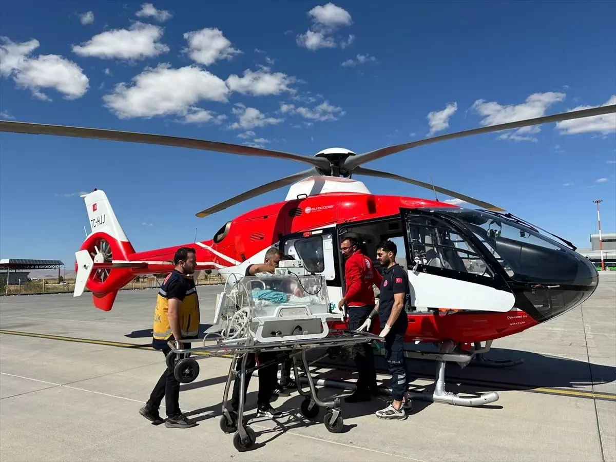 Muş'ta Asfiksi Tanısı Alan Yenidoğan, Ambulans Helikopterle Van'a Sevk Edildi