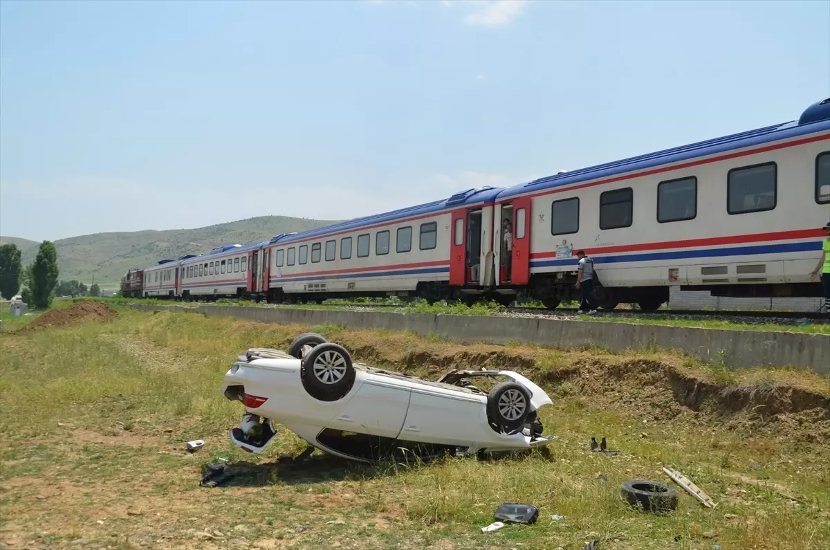 Muş'ta Yük Treni Otomobile Çarptı: Sürücü Yaralandı