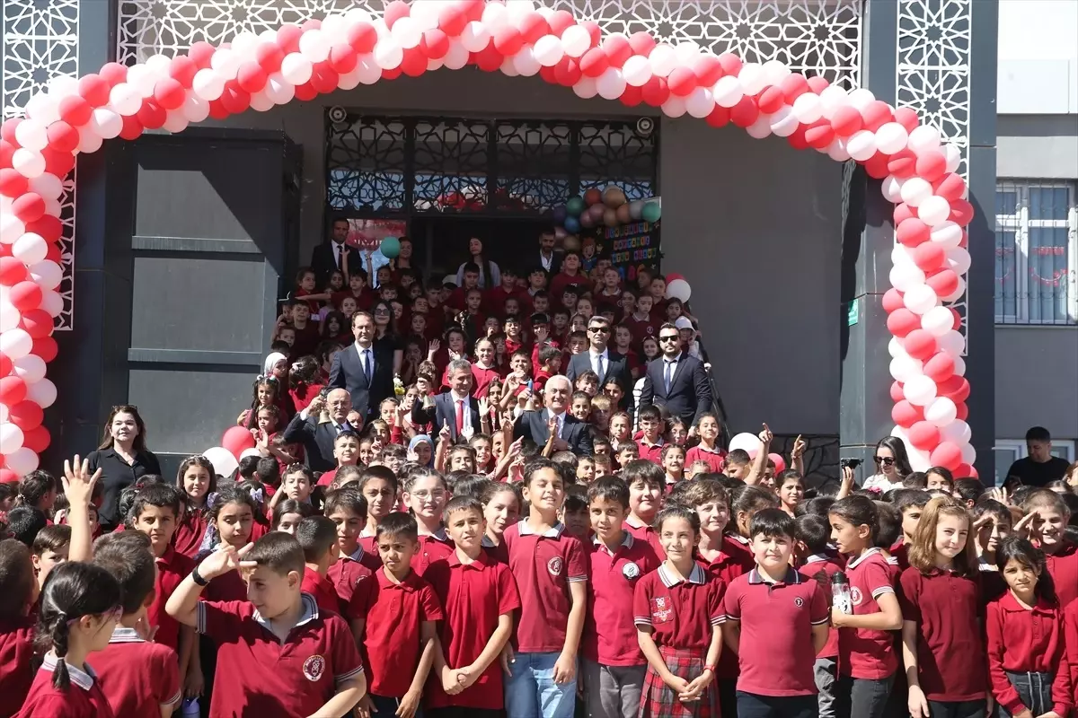 Muş'ta İlköğretim Haftası Coşkulu Bir Törenle Başladı