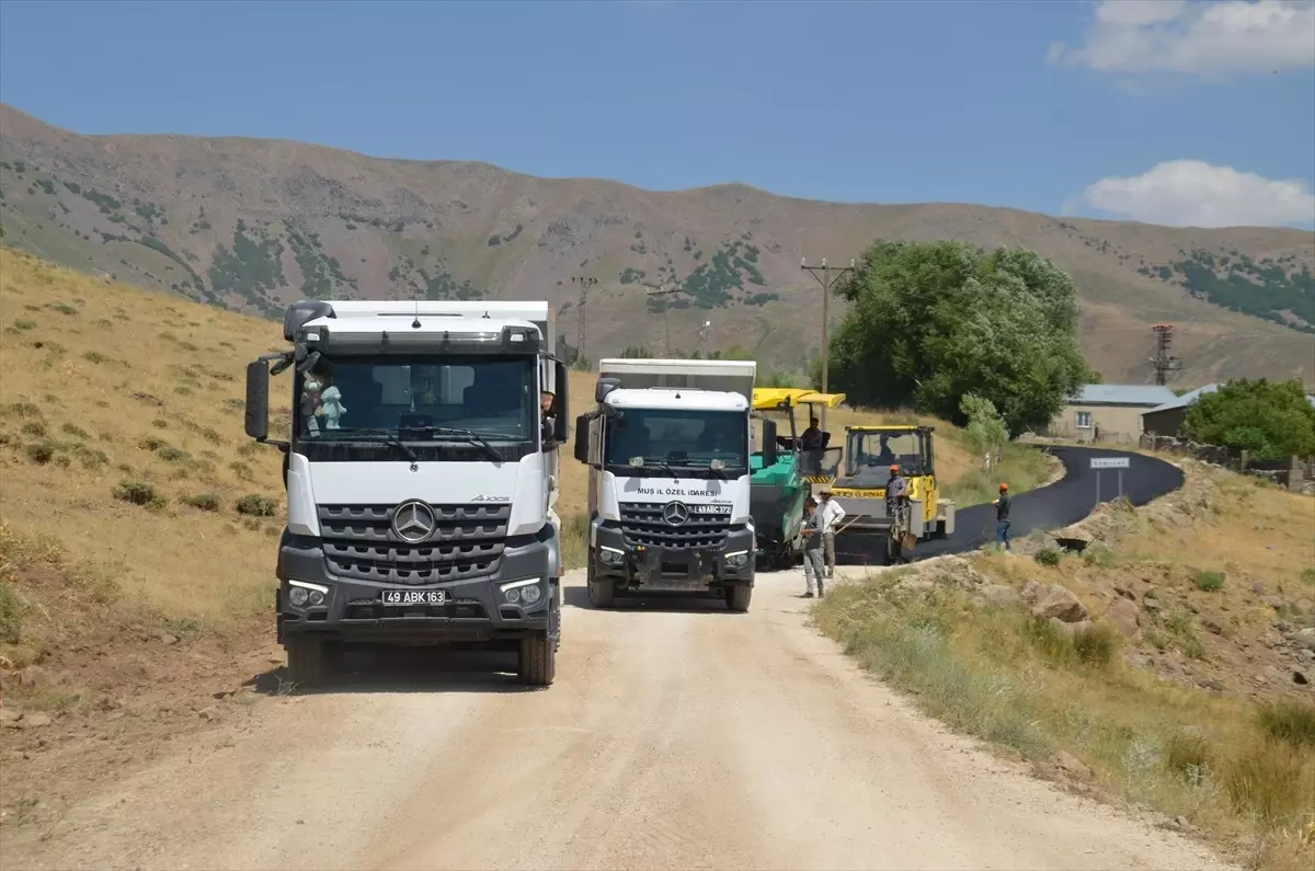 Muş'ta Köy Yolları İçin Asfalt Çalışmaları Devam Ediyor