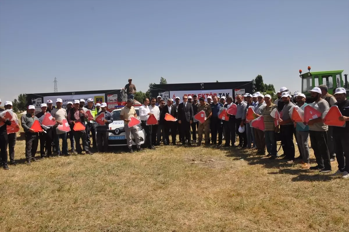 Bulanık'ta Traktör Römorklarına Reflektör Takıldı