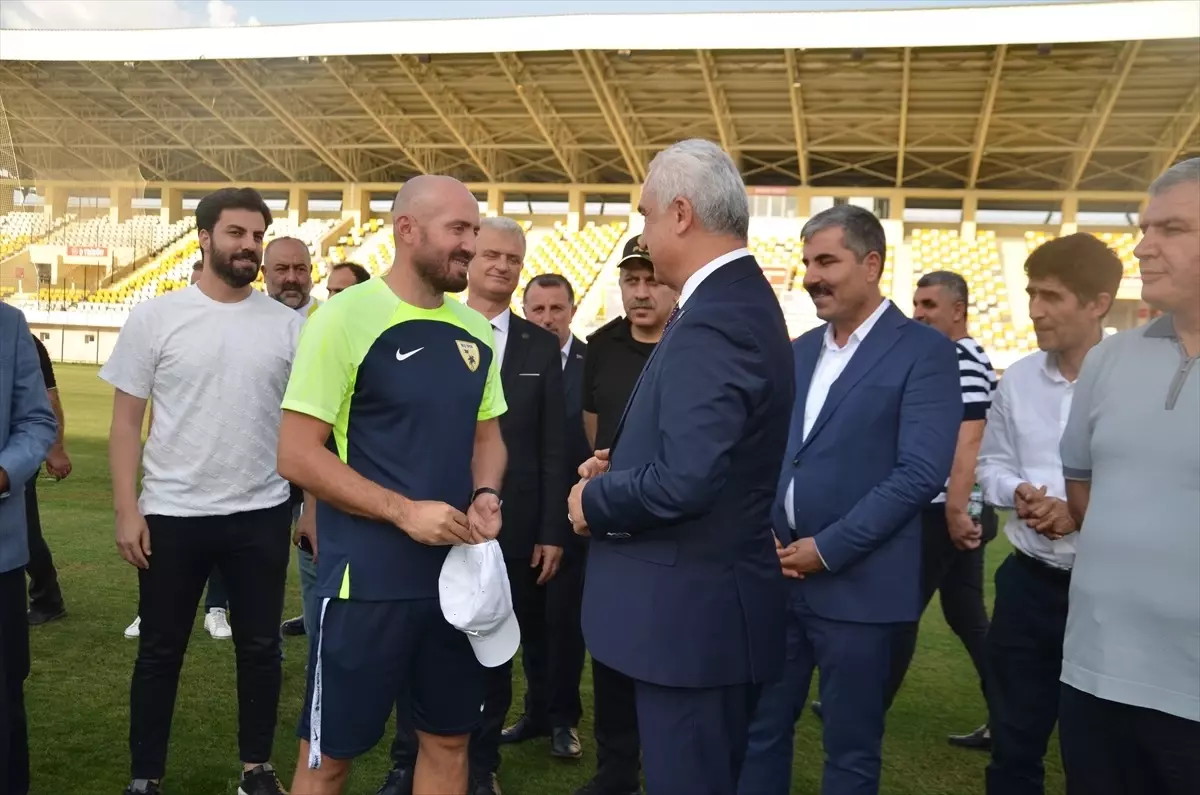 Muş Valisi Çakır, Muşspor'u Tebrik Etti