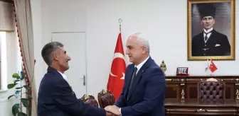 Muş Valisi, YKS Çıkışında Kızını Çiçekle Karşılayan Aileyi Kabul Etti