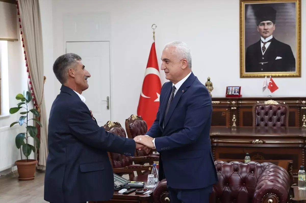 Muş Valisi, YKS Çıkışında Kızını Çiçekle Karşılayan Aileyi Kabul Etti