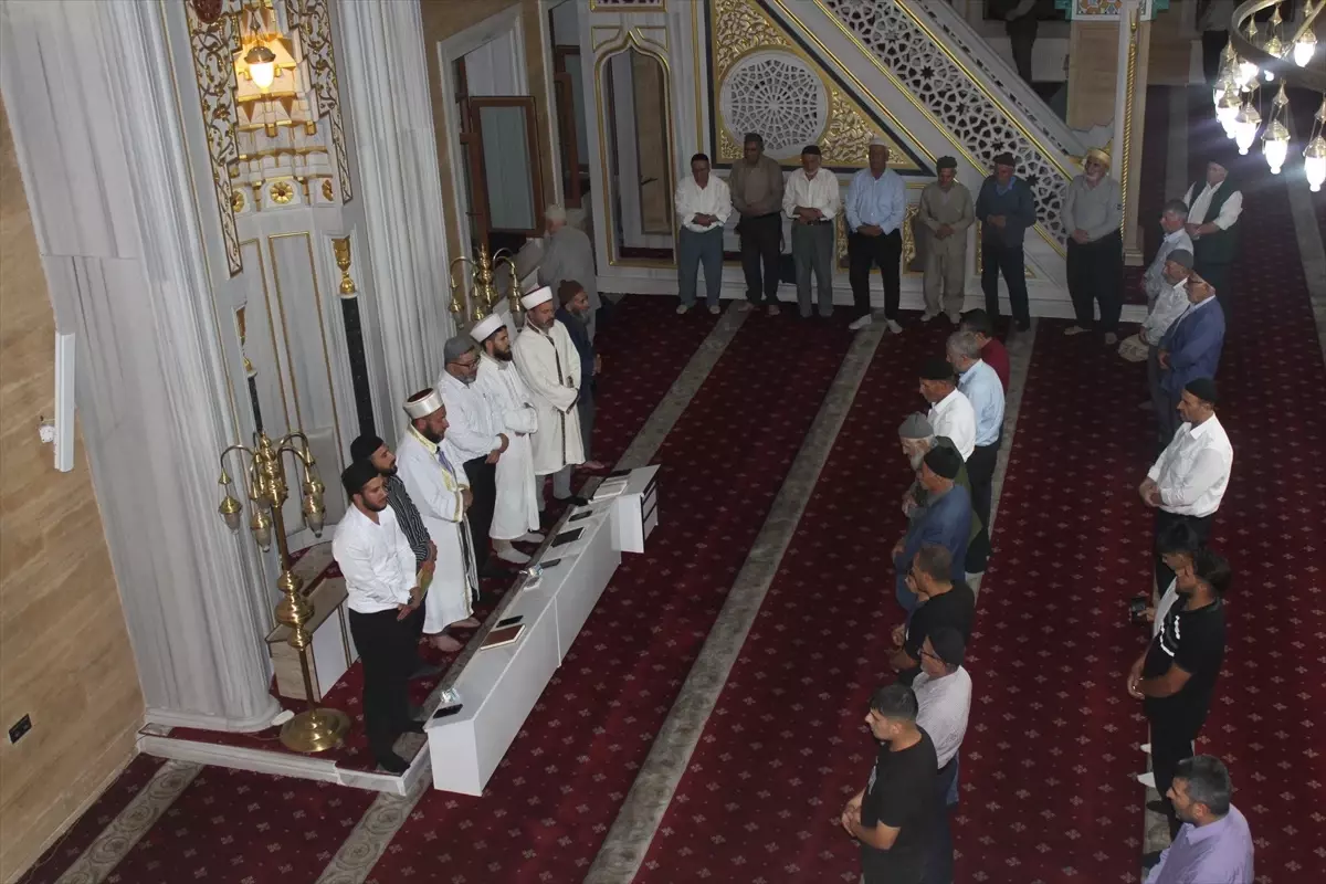 Muş ve Bitlis'te Mevlit Kandili Dualarla İdrak Edildi