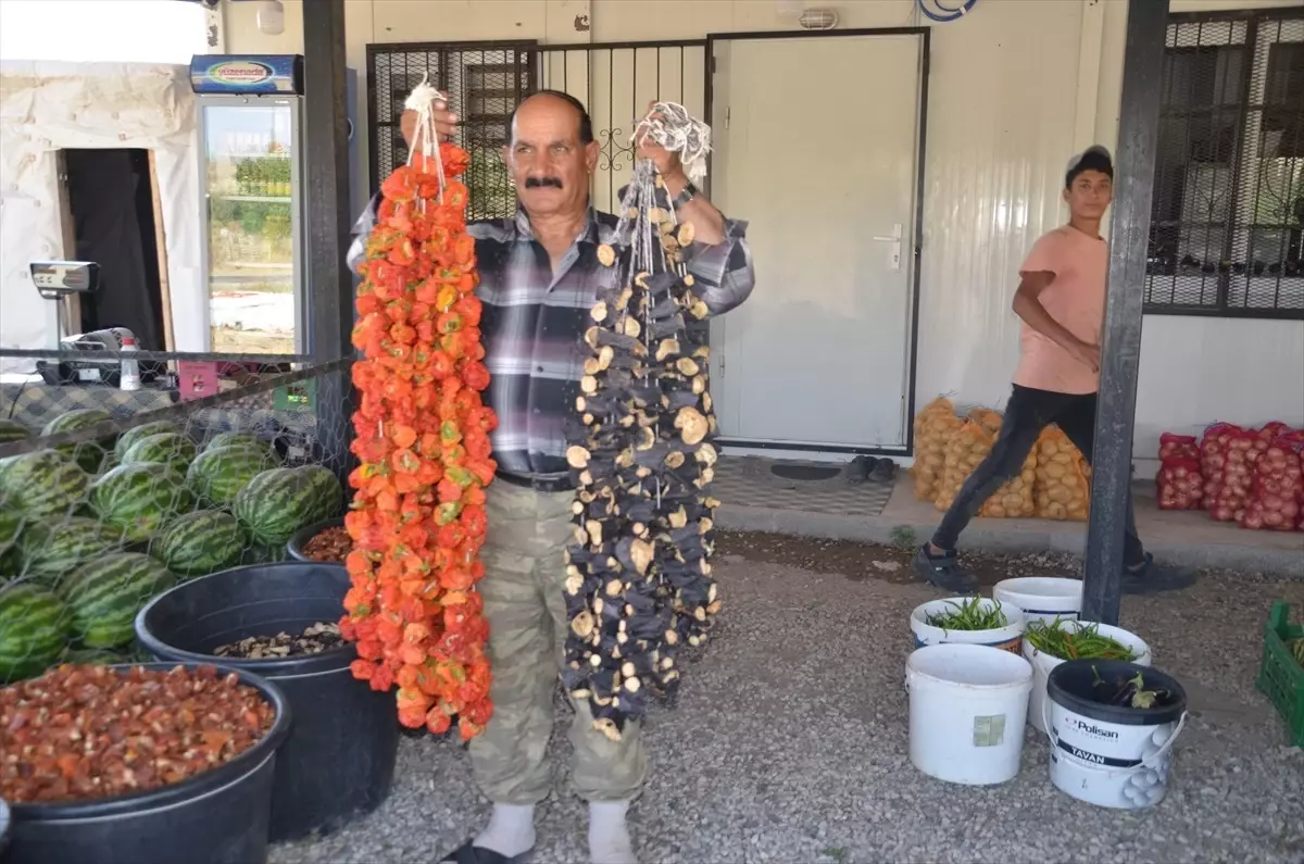 Muş'ta 60 Yaşındaki Çiftçi Kurutmalık Sebzeleriyle Ailesini Geçindiriyor