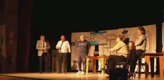 Mersin'in Mut İlçesinde 'Gülelim Güldürelim' Tiyatro Oyunu Sahnelendi